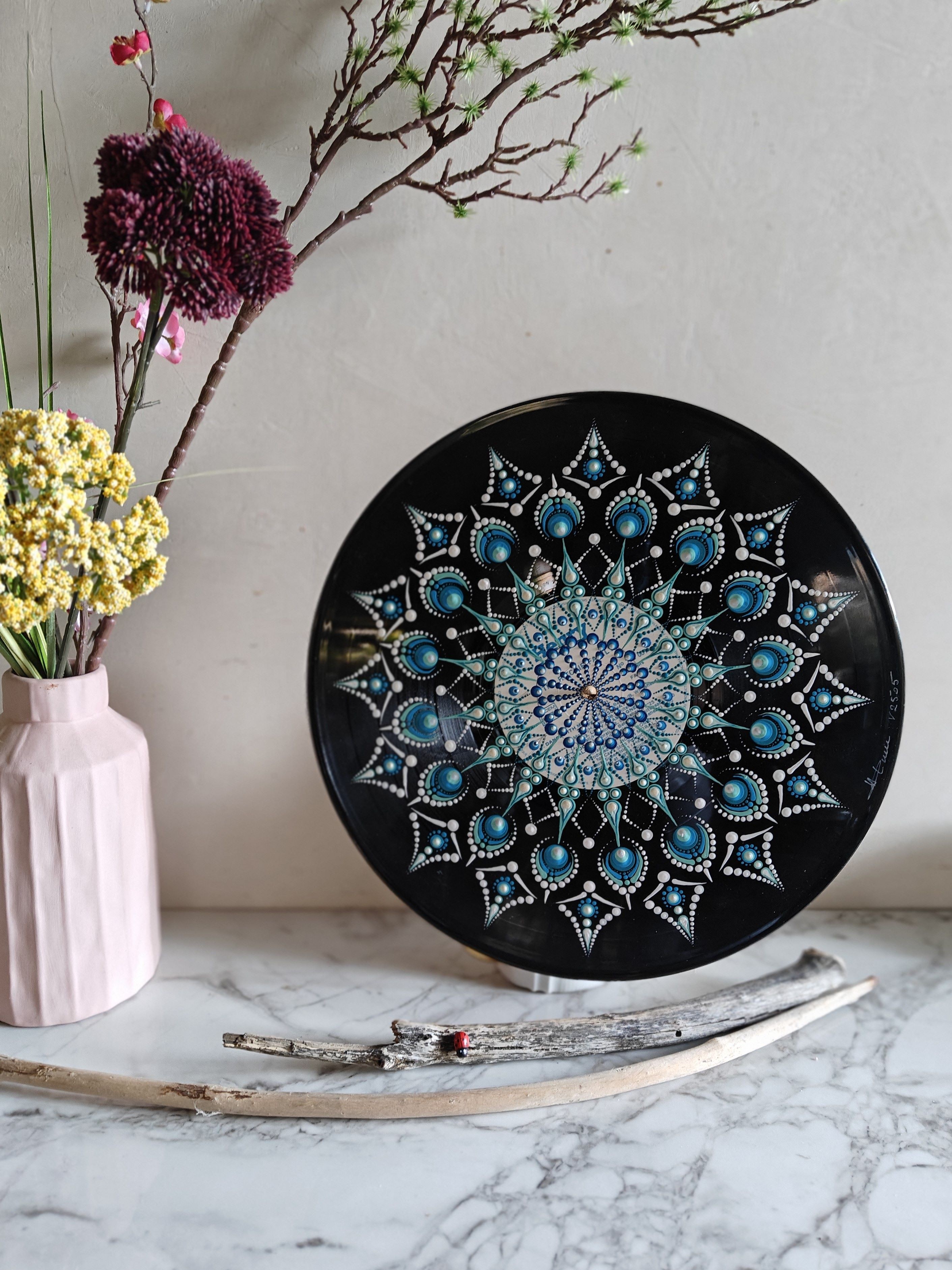 Hand painting on recycled vinyls and CDs, unique creations by Ludivine-D