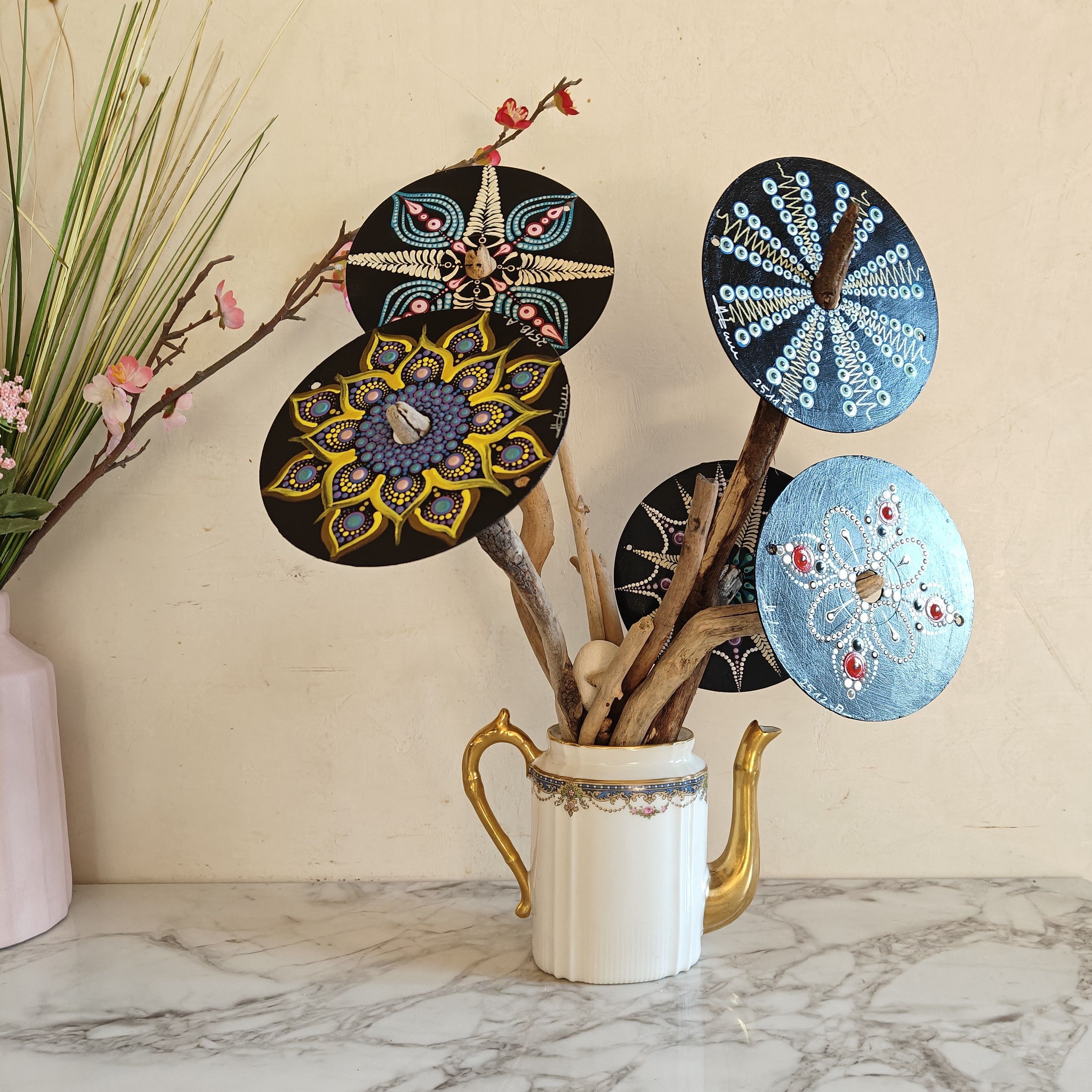 Hand painting on recycled vinyls and CDs, unique creations by Ludivine-D