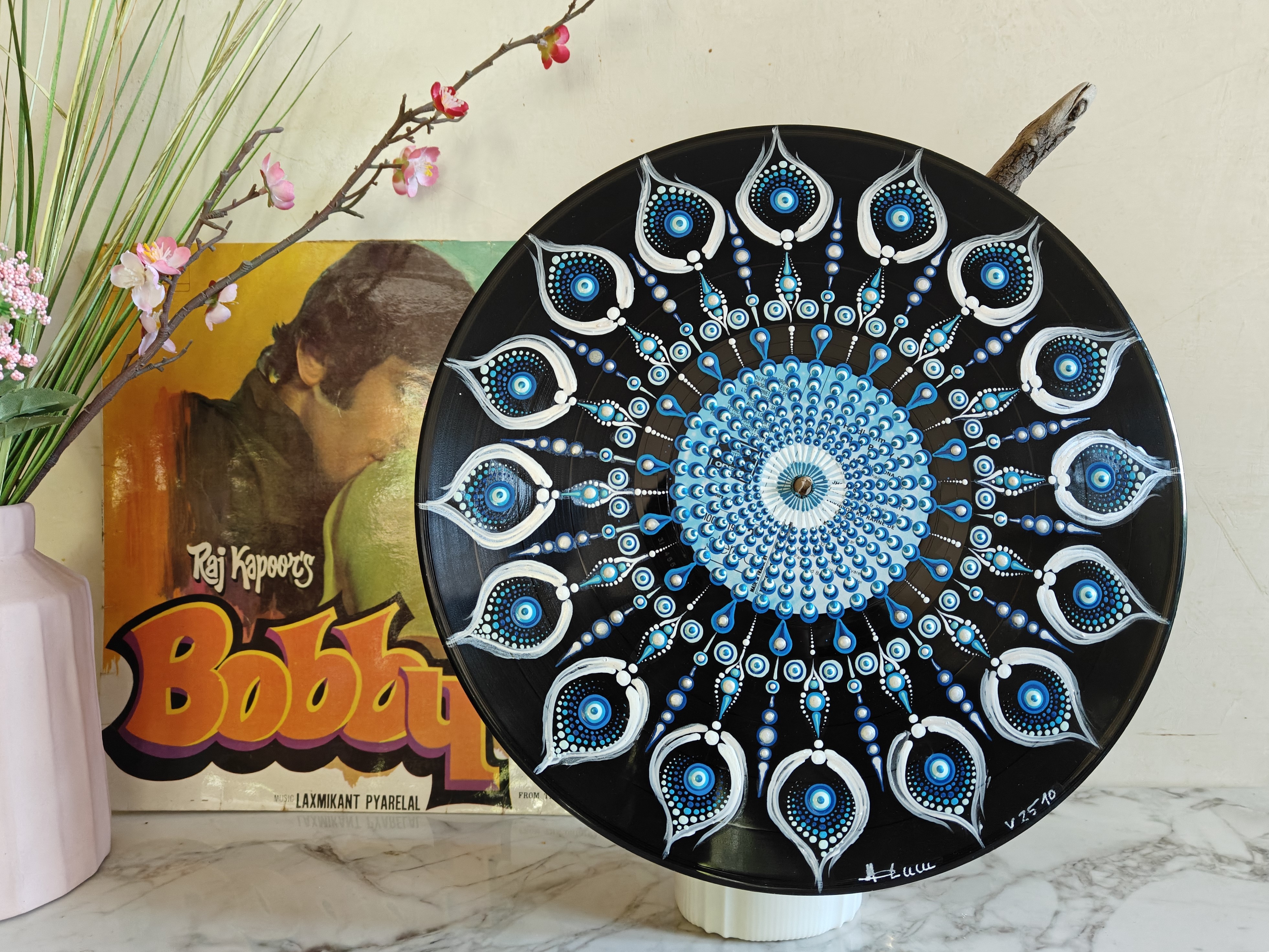 Hand painting on recycled vinyls and CDs, unique creations by Ludivine-D