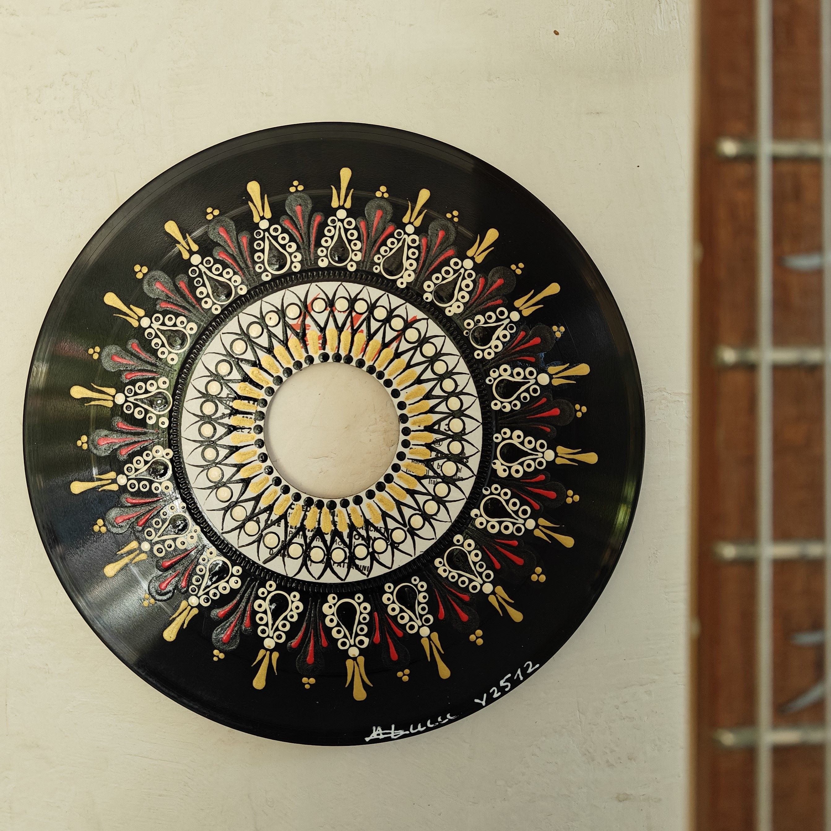 Hand painting on recycled vinyls and CDs, unique creations by Ludivine-D