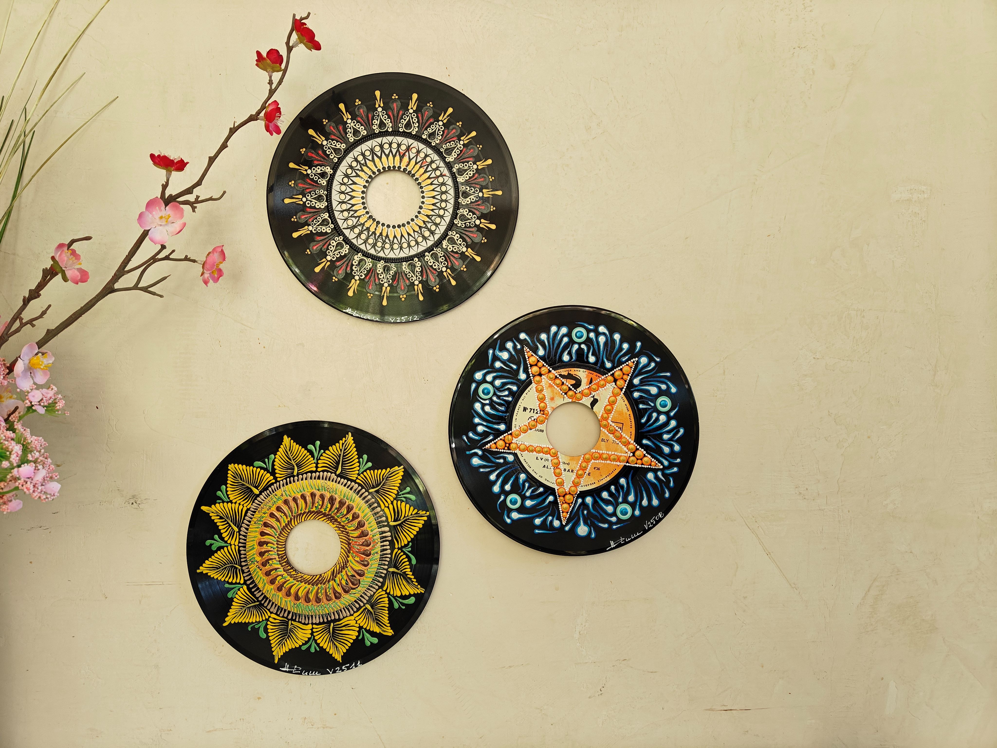 Hand painting on recycled vinyls and CDs, unique creations by Ludivine-D