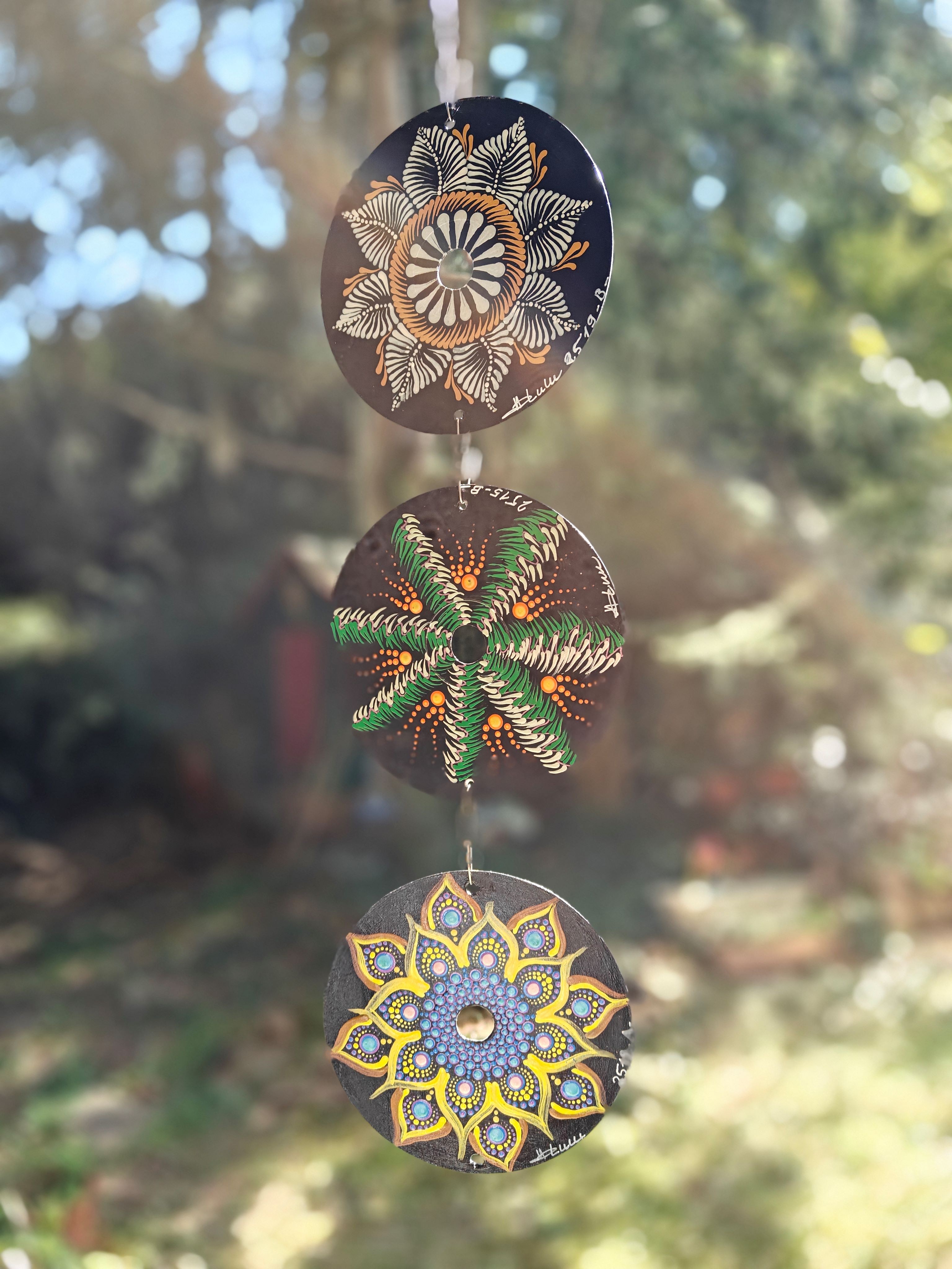 Hand painting on recycled vinyls and CDs, unique creations by Ludivine-D