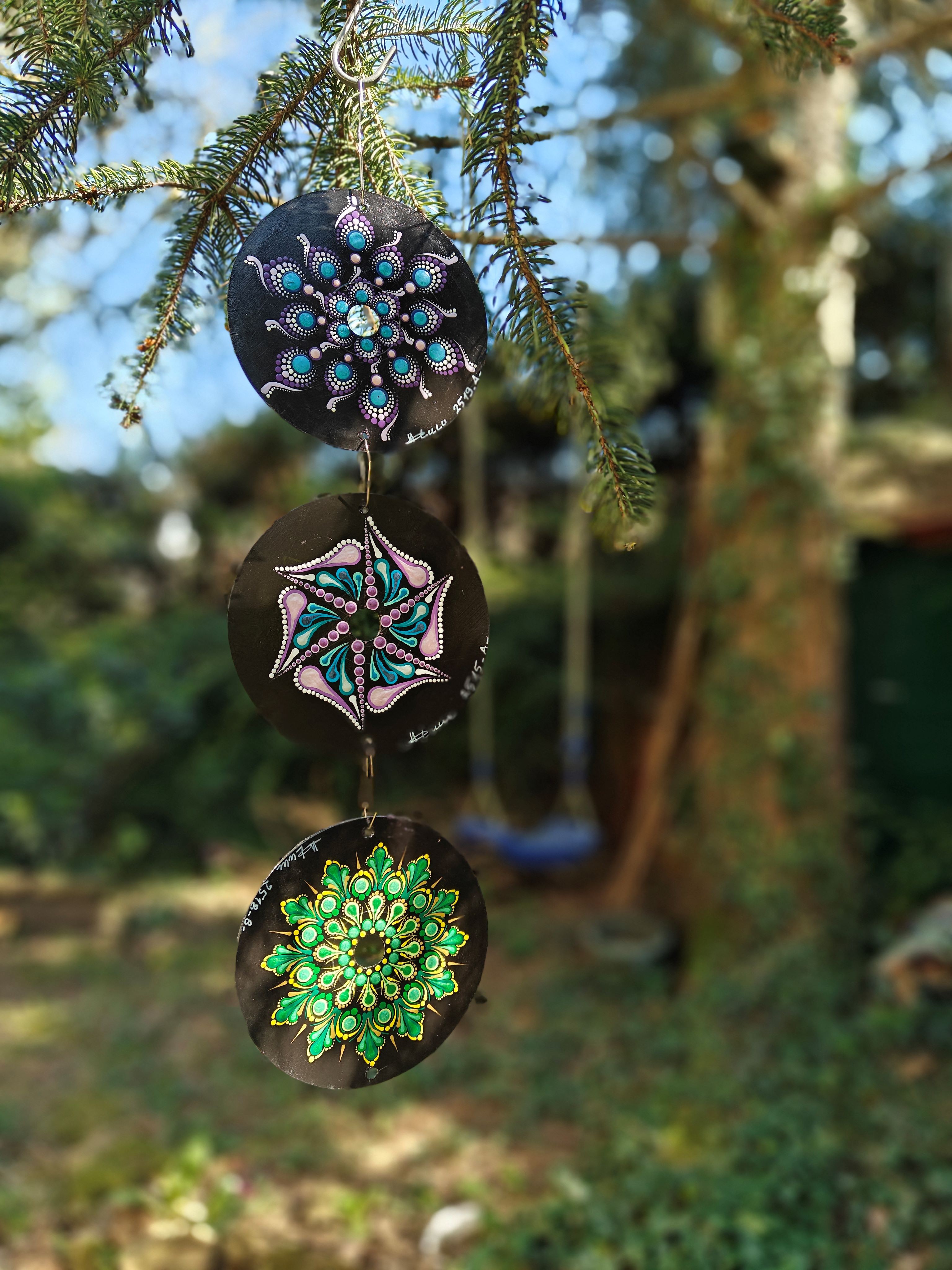 Hand painting on recycled vinyls and CDs, unique creations by Ludivine-D
