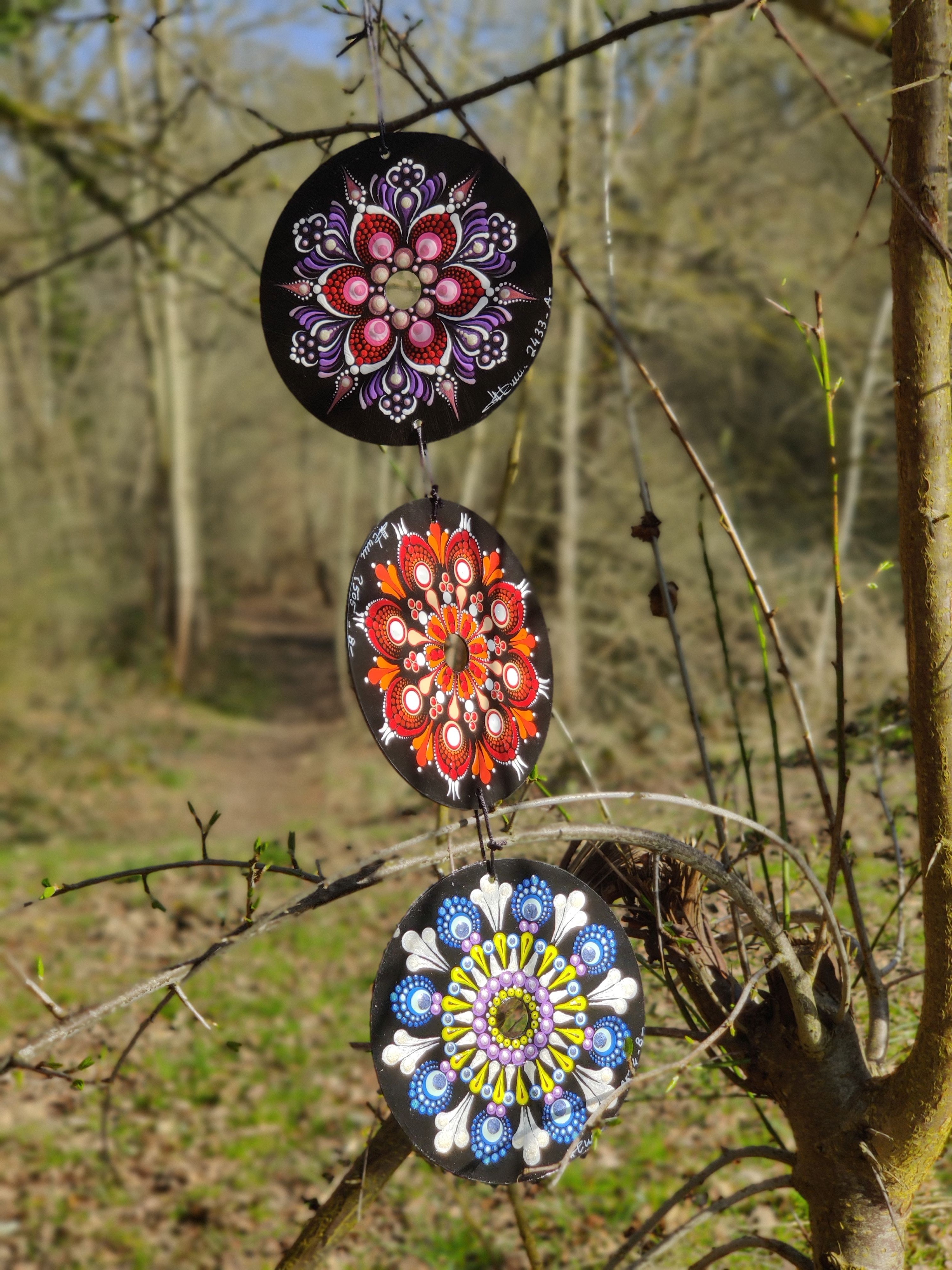 Hand painting on recycled vinyls and CDs, unique creations by Ludivine-D