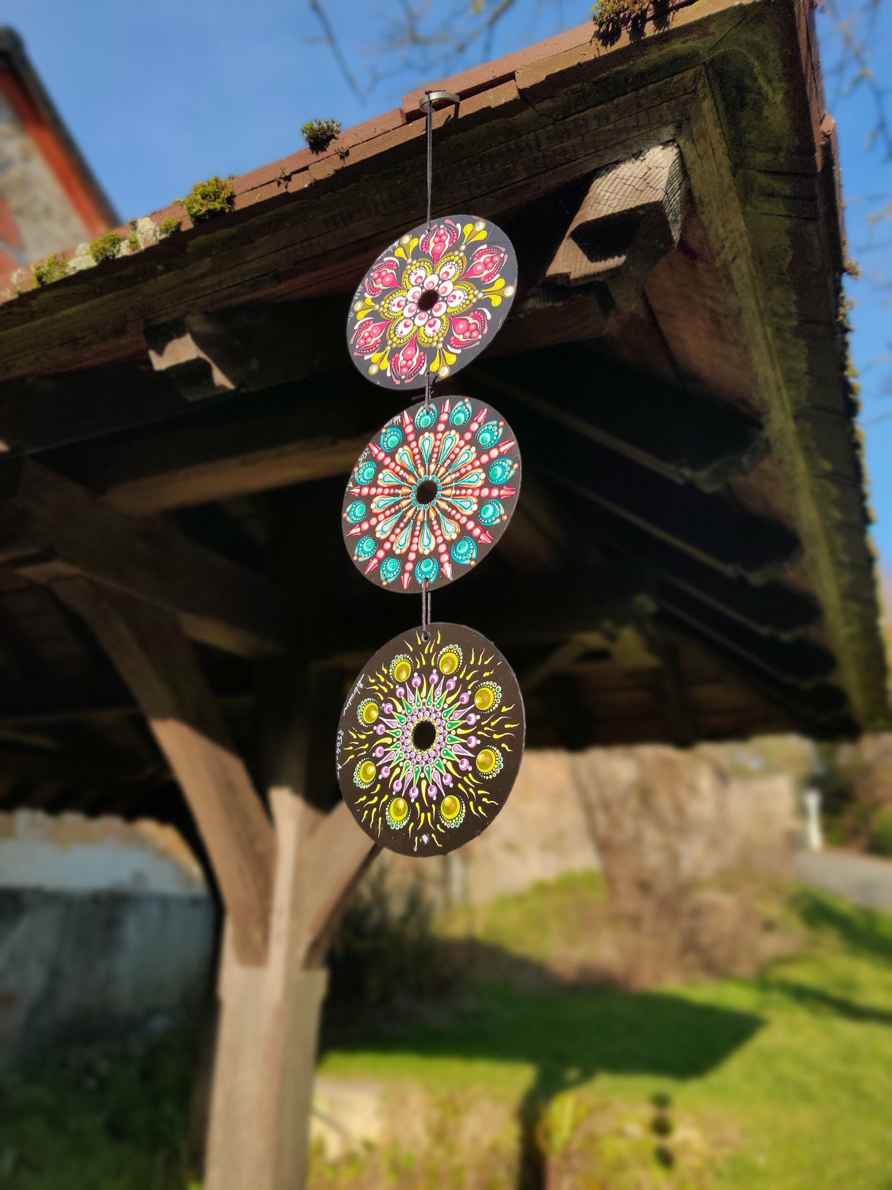 Hand painting on recycled vinyls and CDs, unique creations by Ludivine-D